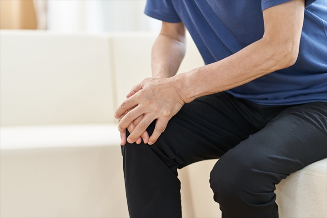 膝痛、膝の痛み、歩行困難。変形性膝関節症、関節性リウマチ、半月板損傷に悩む人